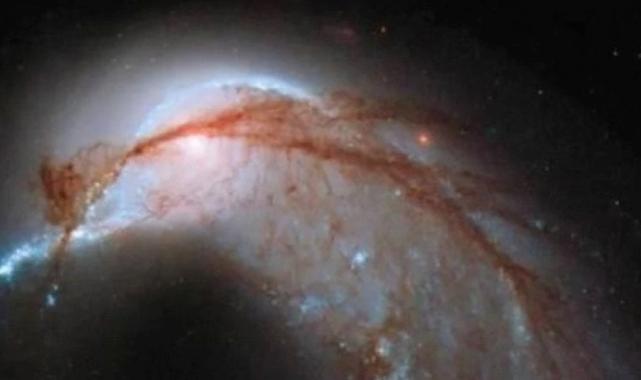 James Webb Uzay Teleskobu, iç içe geçmiş iki galaksiyi görüntüledi