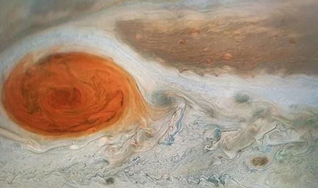 Jüpiter'in büyük kırmızı lekesi küçülüyor: Bilim insanları nedenini buldu