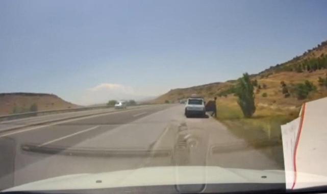 Kırşehir'de seyir halindeki aracın lastiği fırladı