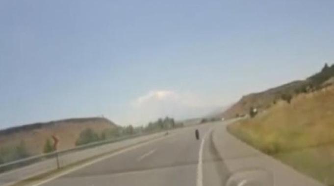 Kırşehir'de seyir halindeki aracın lastiği fırladı