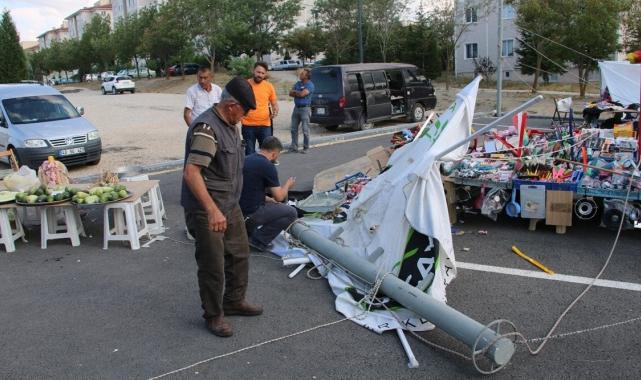 Kütahya'da şiddetli rüzgar: Çadırlar uçtu, tezgahlar devrildi