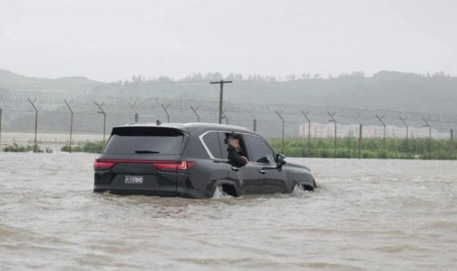 Kuzey Kore'de 5 bin kişi selde mahsur kaldı