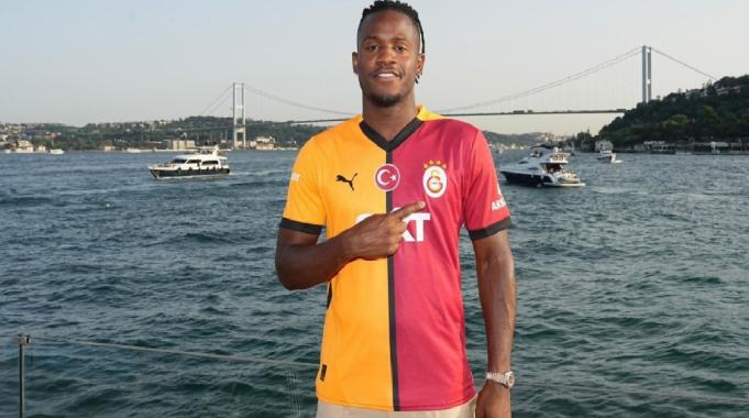 Michy Bathsuayi: Galatasaray&#039;ın renklerini hep sevmişimdir