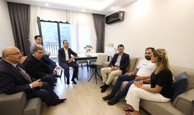 Murat Kurum, evlerine kavuşan depremzedeleri ziyaret etti