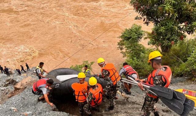 Nepal'de otobüsler nehre düştü: Yolcular kayıp