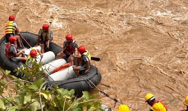 Nepal'de otobüsler nehre düştü: Yolcular kayıp