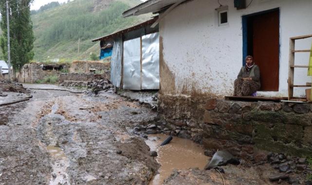 Oltu'da sel felaketi: Köprü yıkıldı, evleri su bastı