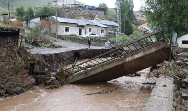 Oltu'da sel felaketi: Köprü yıkıldı, evleri su bastı