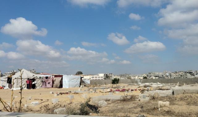 Saldırılardan kaçan Filistinliler mezarlıklara sığınıyor