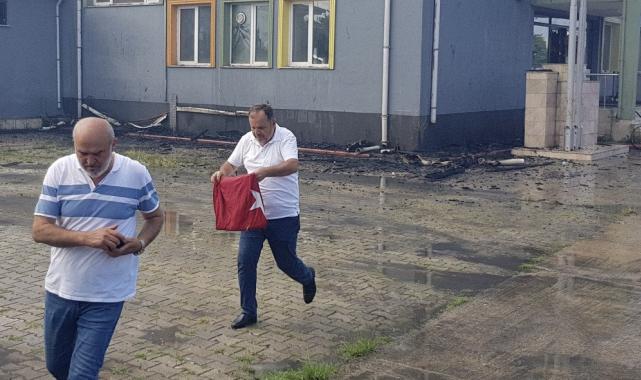 Samsun'da polis, yanan okul çatısından Türk bayrağını kurtardı
