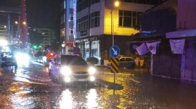 Samsun’da şiddetli sağanak su baskınlarına sebep oldu