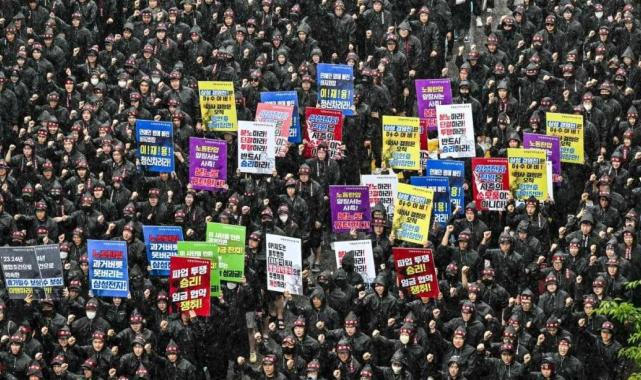 Samsung'a bir şok daha: Çalışanların başlattığı grev süresiz uzatıldı