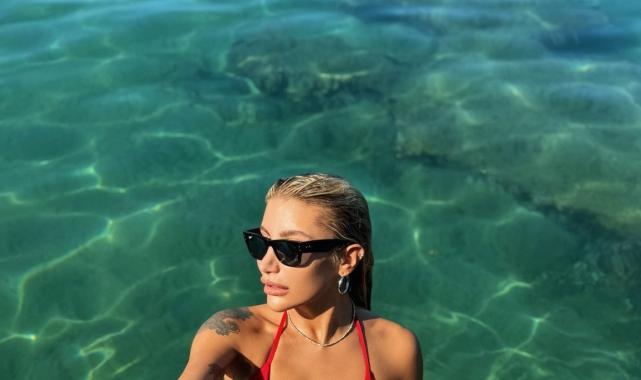 Şarkıcı İrem Derici tatilde! Kırmızı bikinisiyle poz verdi