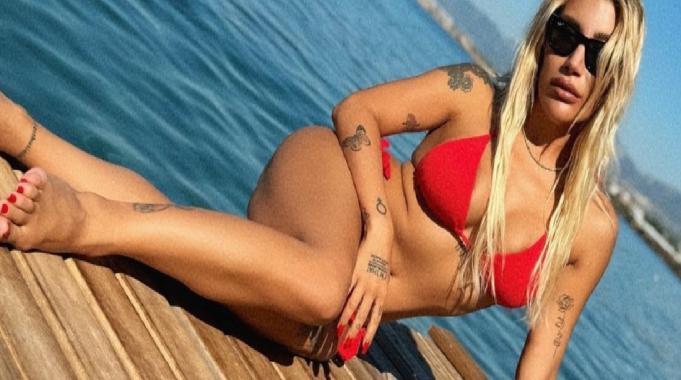 Şarkıcı İrem Derici tatilde! Kırmızı bikinisiyle poz verdi