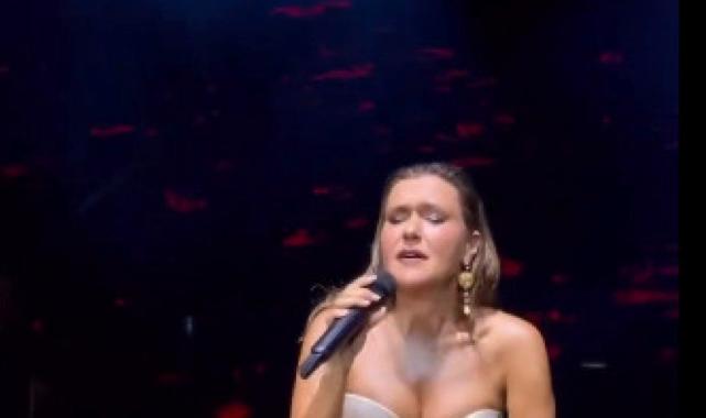 Şevval Sam 30. yılını kutladı! Sahne tarzıyla yine kendine hayran bıraktı