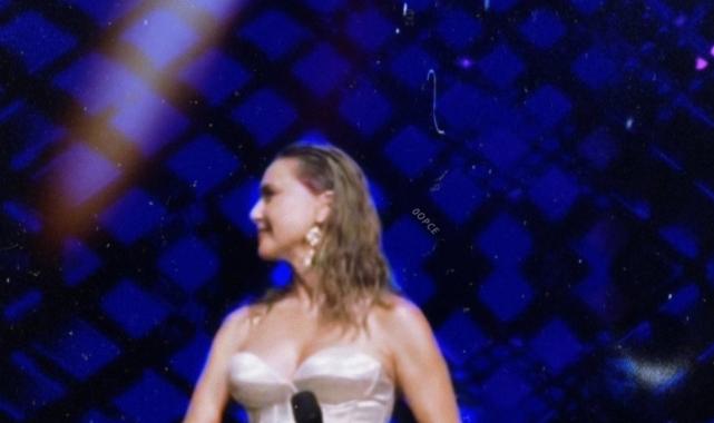 Şevval Sam 30. yılını kutladı! Sahne tarzıyla yine kendine hayran bıraktı