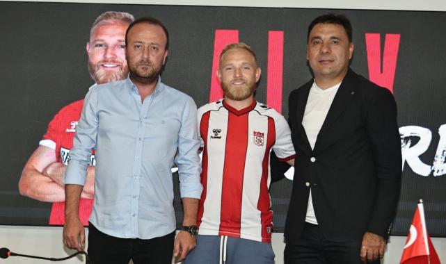 Sivasspor, Alex Pritchard'a imzayı attırdı
