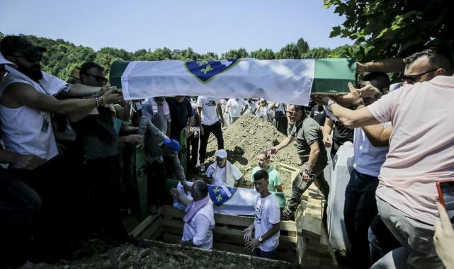 Srebrenitsa Soykırımı'nın 14 kurbanı daha defnedildi