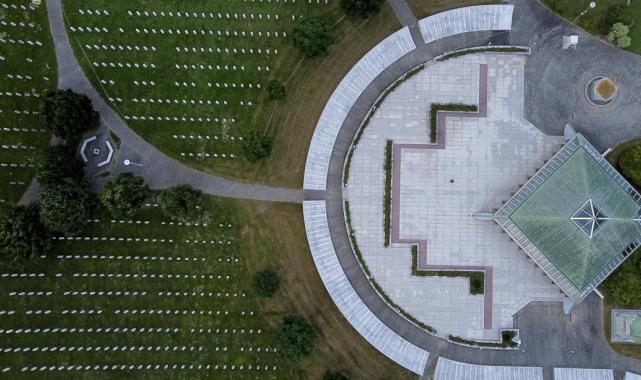 Srebrenitsa Soykırımı'nın 14 kurbanı daha defnedildi
