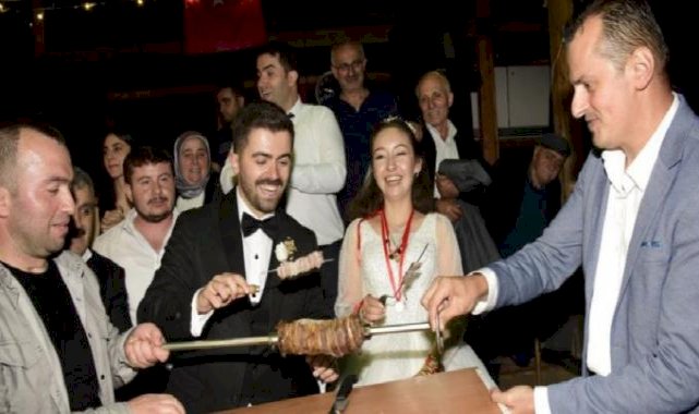 Artvinli gelinle damat düğün pastası yerine cağ kebabı kesti