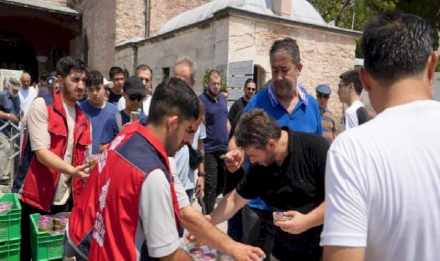 Ayasofya Camii’nde aşure ikramı