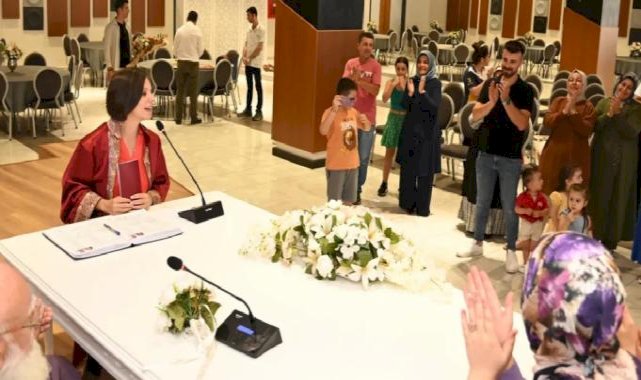 Başkan Kınay Karabağlar’ın en genç çiftinin nikahını kıydı