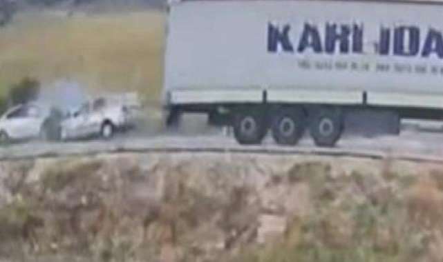 Burdur'da kafa kafaya feci kaza kamerada: 2 ölü 8 yaralı