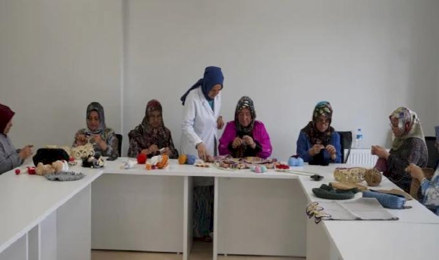 Çayırovalı kadınlar dikiş ve örgü kurslarında eğitim görüyor