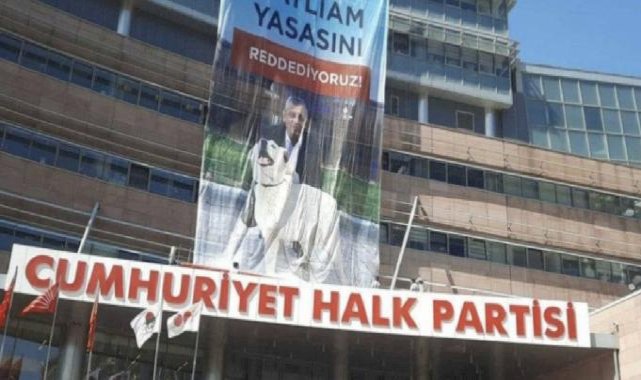 CHP Genel Merkezi'nde 'katliam yasasını reddediyoruz' pankartı