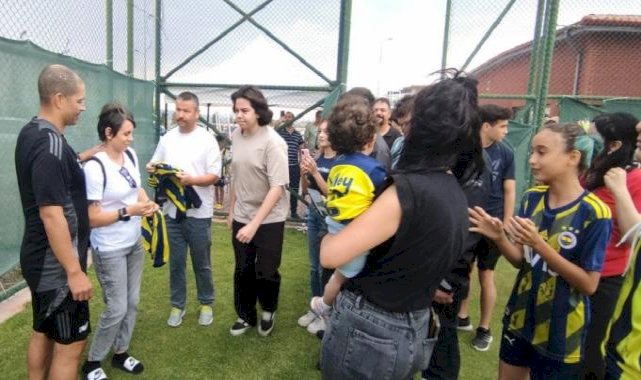 Futbolseverler, Alex de Souza'ya yoğun ilgi gösterdi
