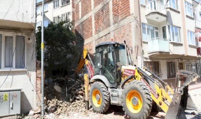 İnegöl'de metruk binalar tek tek yıkılıyor