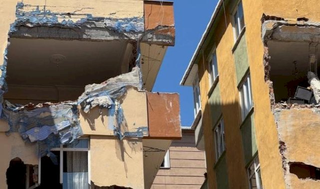 İstanbul Bahçelievler'de boşaltılan 2 binadaki eşyalar tahliye ediliyor