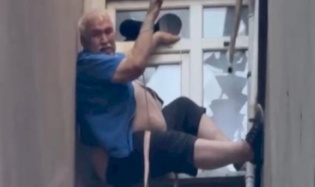 İstanbul'da çatıdan düşen adam havada asılı kaldı