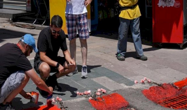 İzmir'de 2 kişinin hayatını kaybettiği sokakta mazgallar kırmızıya boyandı