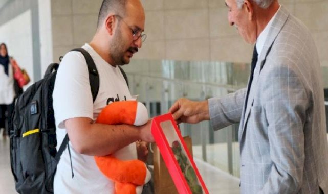 Kayseri'de gurbetçiler havalimanında çiçeklerle karşılandı