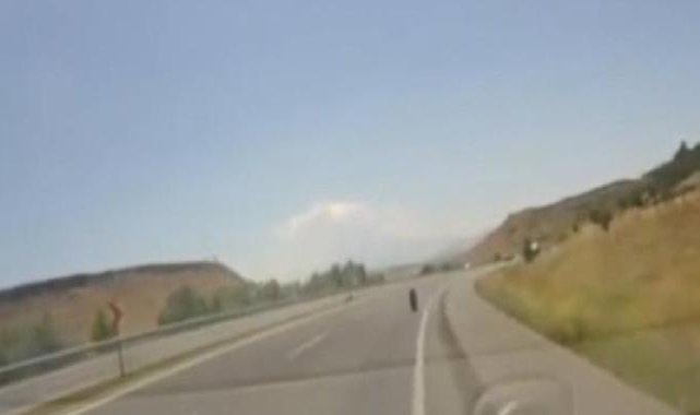 Kırşehir'de seyir halindeki aracın lastiği fırladı