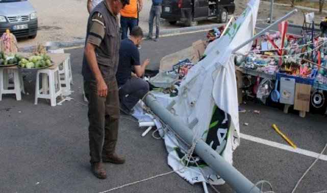 Kütahya'da şiddetli rüzgar: Çadırlar uçtu, tezgahlar devrildi