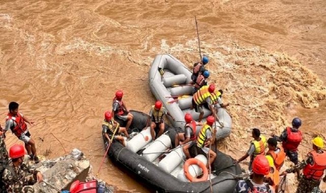Nepal'de otobüsler nehre düştü: Yolcular kayıp