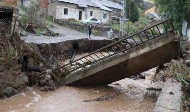 Oltu'da sel felaketi: Köprü yıkıldı, evleri su bastı