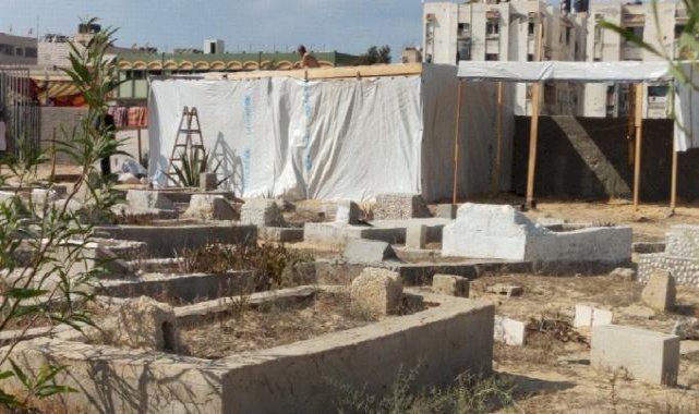 Saldırılardan kaçan Filistinliler mezarlıklara sığınıyor