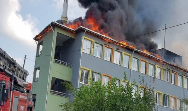 Samsun'da polis, yanan okul çatısından Türk bayrağını kurtardı