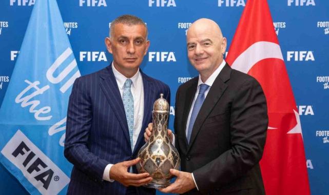 TFF Başkanı Hacıosmanoğlu, Paris’te FIFA Başkanı Infantino ile bir araya geldi