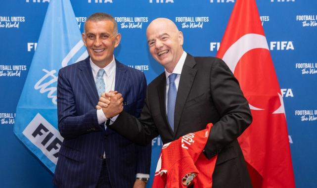 TFF Başkanı Hacıosmanoğlu, Paris’te FIFA Başkanı Infantino ile bir araya geldi