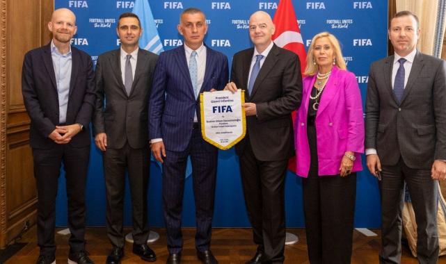 TFF Başkanı Hacıosmanoğlu, Paris’te FIFA Başkanı Infantino ile bir araya geldi
