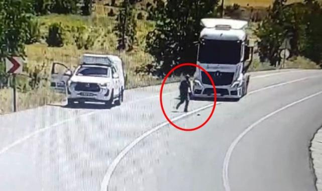 Tunceli'de yaralı serçeyi kurtaran vatandaşa kamyon çarptı