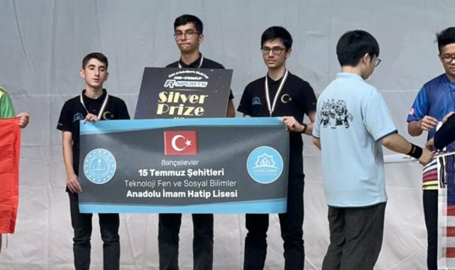 Türk öğrenciler, Güney Kore'deki robot yarışmasında birinci oldu
