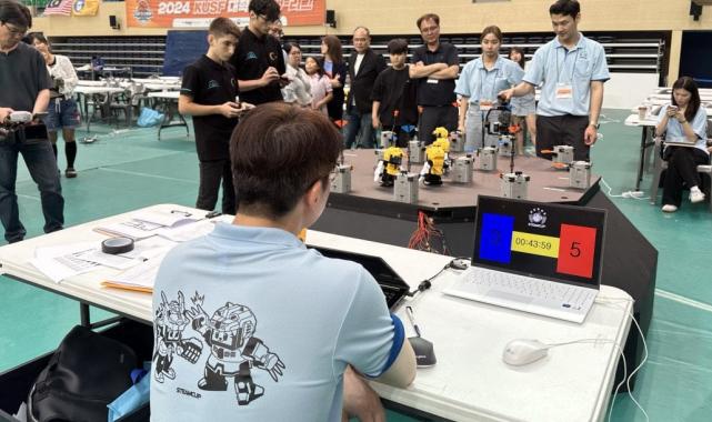 Türk öğrenciler, Güney Kore'deki robot yarışmasında birinci oldu