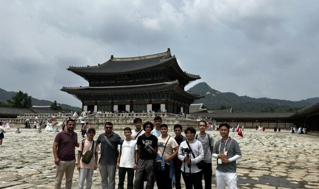 Türk öğrenciler, Güney Kore'deki robot yarışmasında birinci oldu