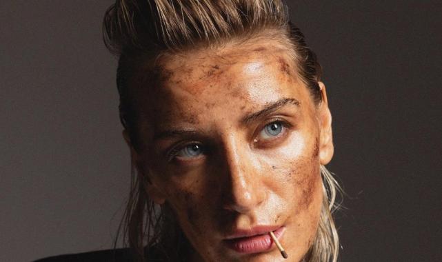 Ünlü Model Didem Soydan'ın cesur pozları bitmiyor! Bu defa gömleğinin düğmelerini sonuna kadar açtı