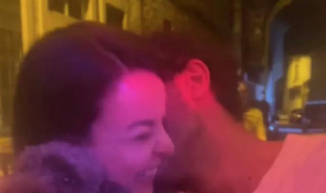 Ünlü sunucu Nursel Ergin, eski eşi Murat Akyer ile dudak dudağa poz verdi